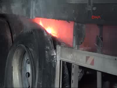 Yanan TIR'ın arkasında duran TIR'a kamyonet çarptı: 1 ölü