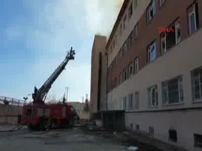 Siirt'te boş hastaneyi ateşe verdiler