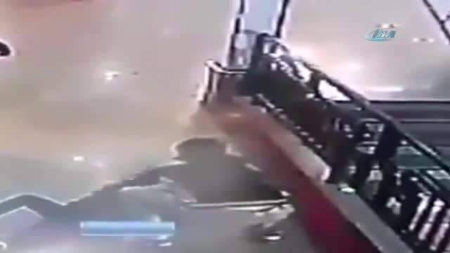 Aşağı düşen çocuğu havada tuttu