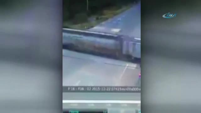 Tren otobüsü biçti: 4 ölü, 23 yaralı