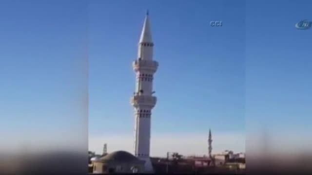 Camiyi tahrip edip hoparlörden şarkı dinlettiler