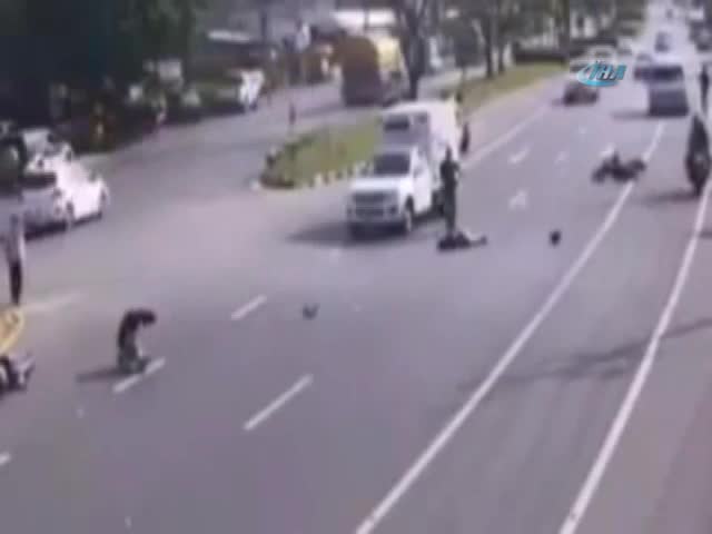 Feci kaza ve vurdumduymazlar kamerada!