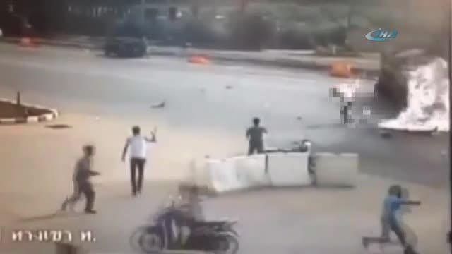 Kaza yapan motosiklet bir anda alevler içinde kaldı