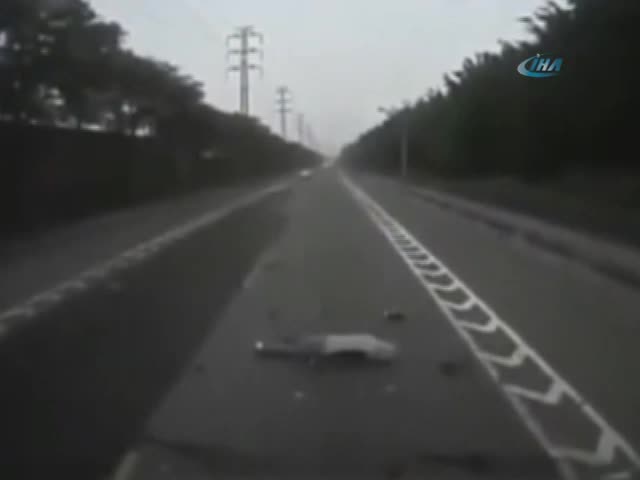 Motosiklet karşı şeride geçti!