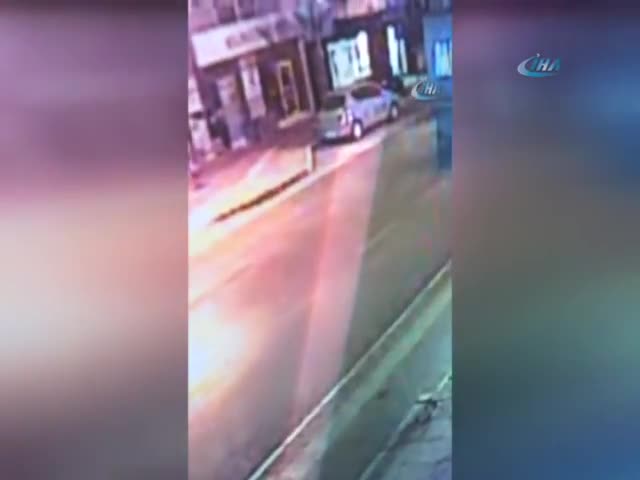 İzmir'de otomobil yaşlı adamı biçti!