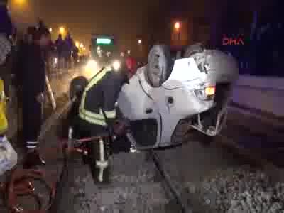 Tramvay yoluna uçan otomobilde can pazarı