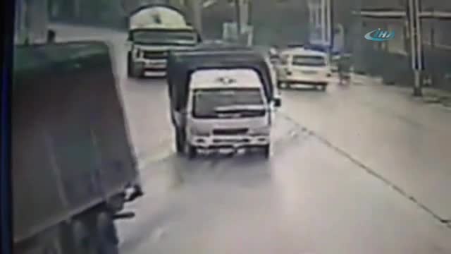TIR motosikletliyi ezerek öldürdü