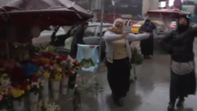 Kar yağışını göbek atarak kutladılar