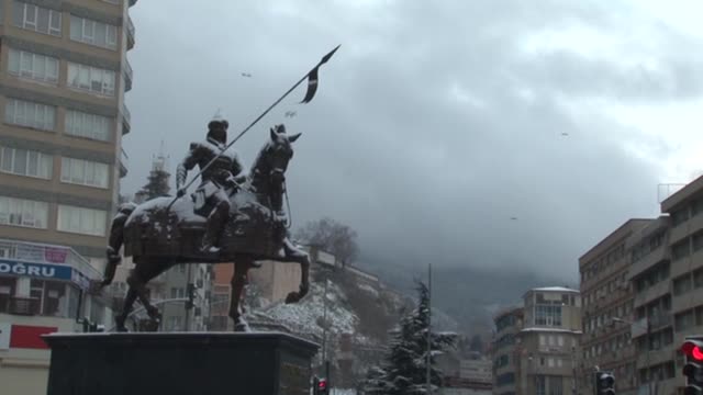 Bursa'da yoğun kar yağışı etkili oluyor!