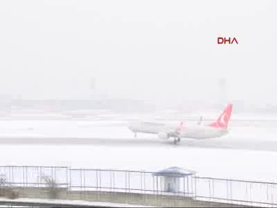 Atatürk Havalimanı'nda kar