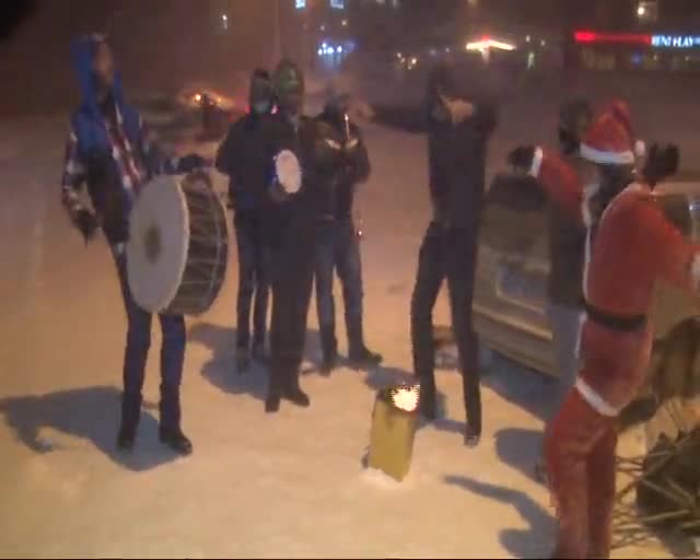 Bursa Uludağ'da Noel Baba'ya çiftetelli oynattılar