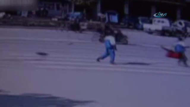 Öğrencilerini korumak isterken kaza kurbanı oldu