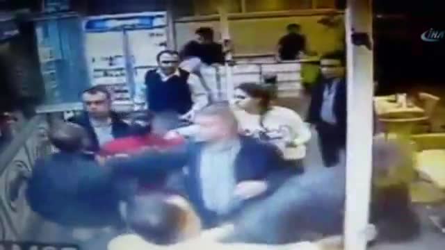 Garsona uçan tekmeli ve bıçaklı saldırı