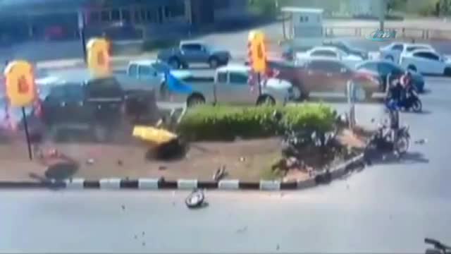 Tayland'da feci kaza: Metrelerce havaya uçtu