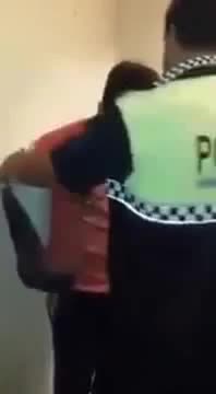 İspanya'da polis Suriyeli çocuğu öldüresiye dövdü