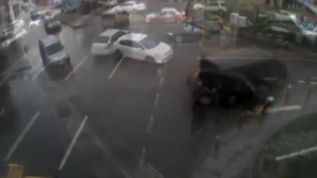 Yağışlı hava kazaları da beraberinde getirdi