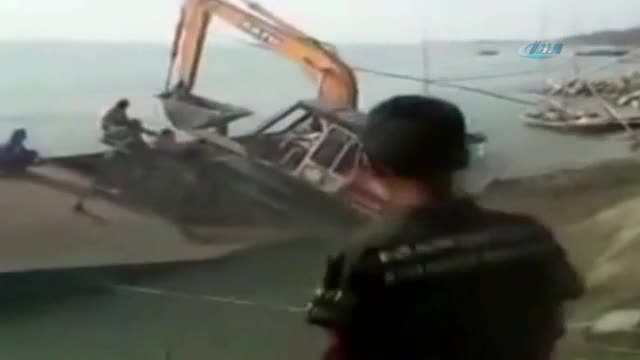 Pakistan'da ilginç olay! İş makinesi gemiyi batırdı