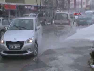 Su vanası patladı, vatandaş araçlarını yıkadı