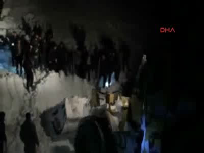 Kara saplanan minibüsü kurtarmak isteyen yolcuların üzerine çığ düştü: 1 ölü