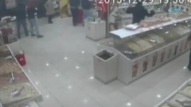 İstanbul'daki silahlı gasp çetesi kamerada