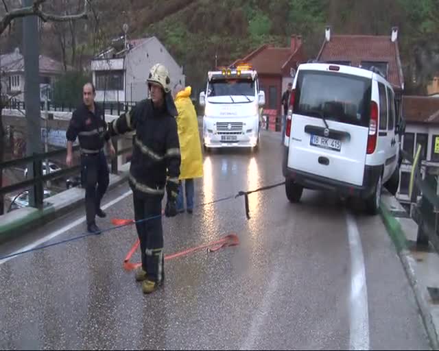 Bursa'da köprülü kavşağın korkuluklarına asılı kaldı!