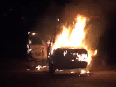 Yanan otomobiline değil montuna üzüldü