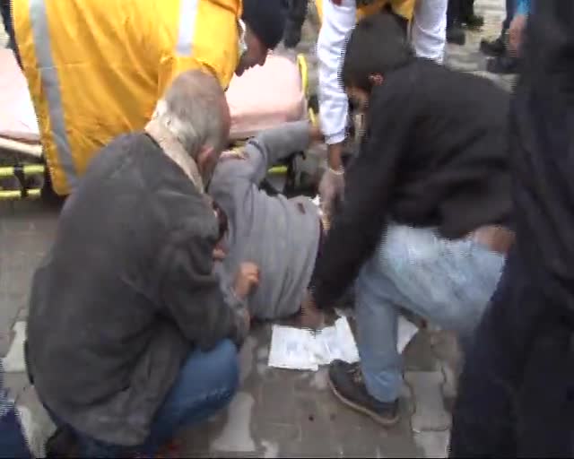 Bursa'da bıçaklı, sopalı boşanma kavgası: 3 yaralı