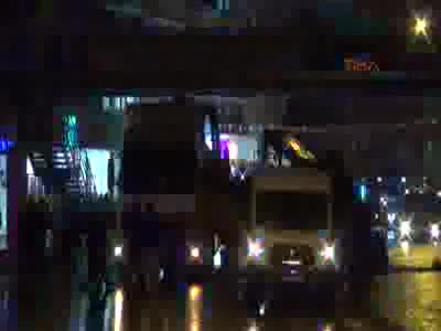 TIR'ın üzerindeki iş makinası üst geçide takılıp taksinin üzerine devrildi 1 ölü