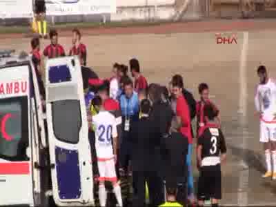 Dili ters dönen futbolcuyu hakem kurtardı