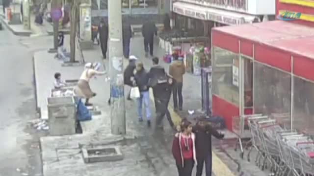 Kadının boynundaki kolyeyi böyle çaldı