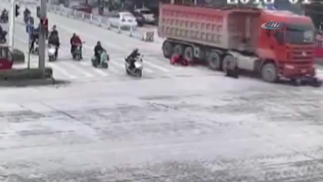 3 kadının bindiği motosiklet kamyonun altında kaldı