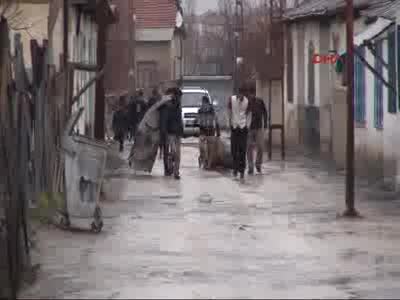 Elazığ'da Suriyelilerin odun kapma izdihamı
