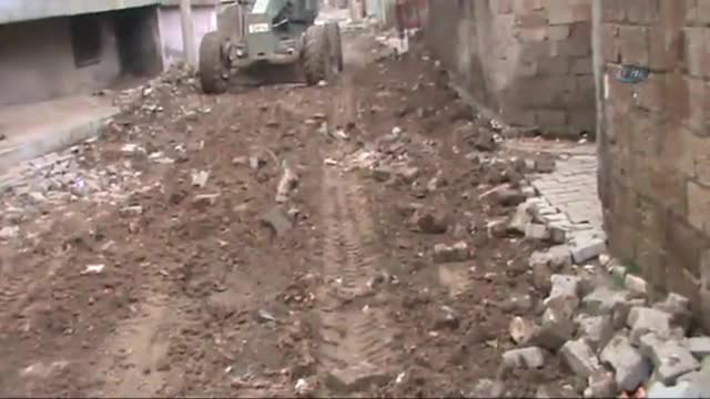 Bozulan yolları da Mehmetçik onarıyor!
