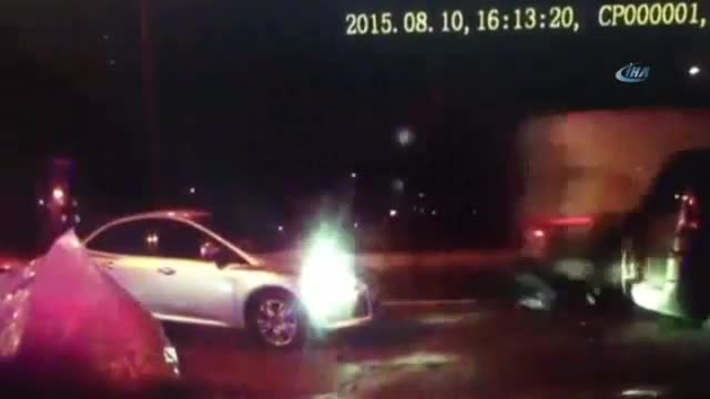 Uygulamadan kaçan minibüs polise böyle çarptı