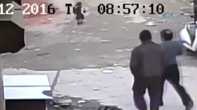 Minik kız bu otomobilin altından sağ çıktı