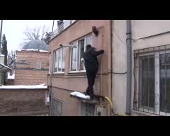 'Kapım kilitli' diye yardım isteyen yaşlı kadını polis kurtardı