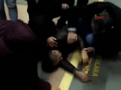 Bursa'da metro istasyonunda bayıldı 112 acil Servisi böyle bekledi