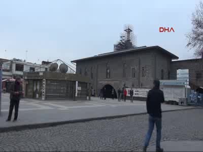 Sur'da cami hoparlöründen teröristlere 'teslim olun' çağrısı