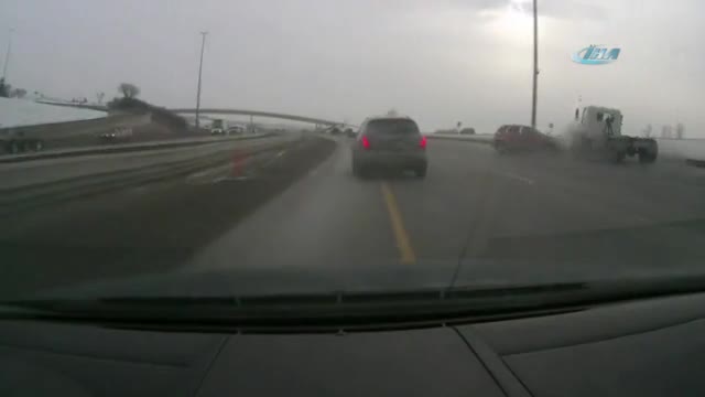 Lastiği patlayan cip otobanı birbirine kattı