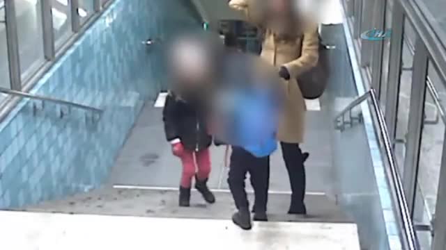 Hırsızlığını gören kadını çocuklarının yanında darp etti