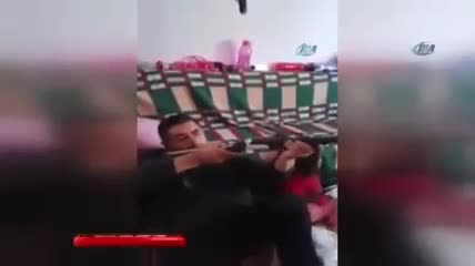 Çocuklarına tüfek doğrultan baba!