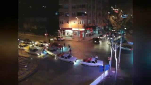 Yolu trafiğe kapatıp 'drift' yaptılar