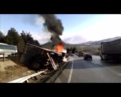Bursa'da buzlu yolda kayan TIR alev alev yandı