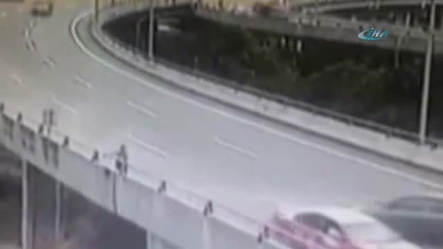 Aracı arıza yapan adam, az daha canından oluyordu