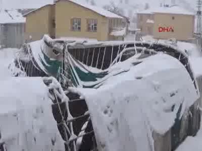 Halı saha çöktü, 20 genç facianın eşiğinden döndü