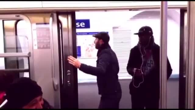 Paris metrosunu trolleyen Adanalı