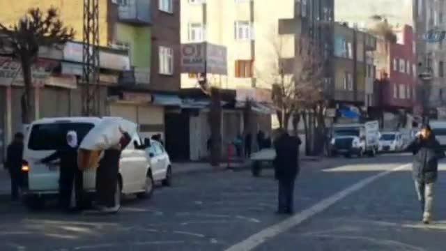 Teröristler hendek kazdı: İlçe dışına göç başladı