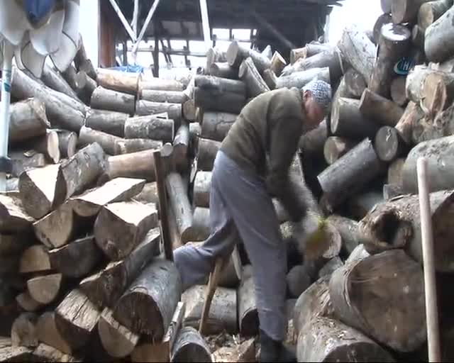 Bursa'da 80'lik delikanlı tonlarca yükün altında!