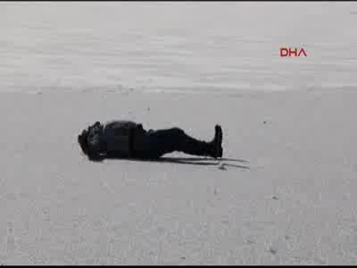 Buz tutan Mogan Gölü'nde yürürken kriz geçirip bayıldı