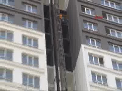 Asansör işçilerle birlikte yere çakıldı - 1